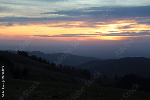 Sonnenuntergang im Schwarzwald mit blick auf die Vogesen in Frankreich