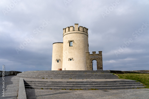 Foto O'Brien's Tower on the Cliffs of Moher in Lislorkan North,  Clare, Ireland