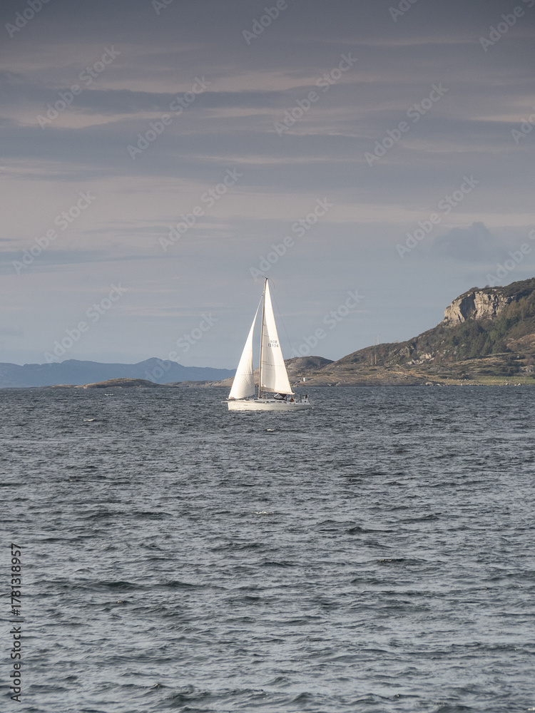 Fototapeta premium Velero en el mar de Noruega