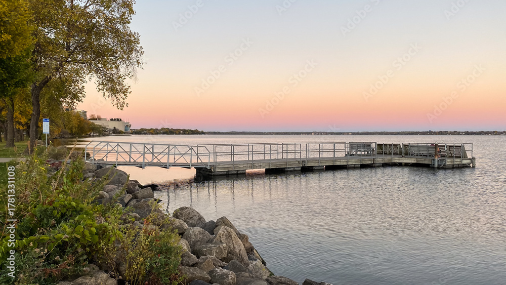 Obraz premium Pink Sun at Sunset Over the Lake