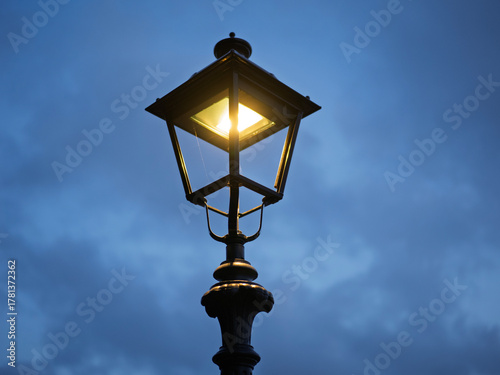 Fototapeta Naklejka Na Ścianę i Meble -  Detail of old street lamp in italy