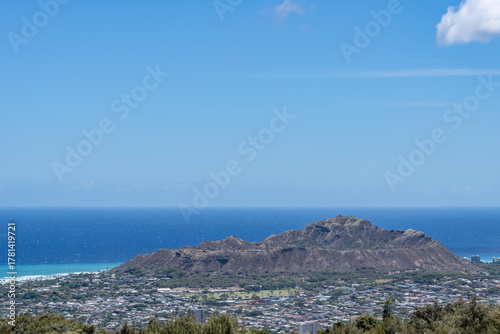 Fototapeta Naklejka Na Ścianę i Meble -  Mauʻumae Ridge Trail (Puʻu Lanipō), Honoululu, Oahu, Hawaii. Koʻolau Range, shield volcano. In the distance is Diamond Head (Lēʻahi) tuff cone (ring).