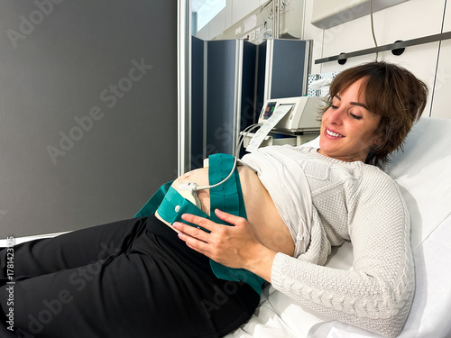 Принти на полотні Pregnant woman having fetal monitoring in hospital