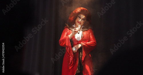 Fotografie Person, drag queen and talk with mic on stage performance, hosting show and storytelling