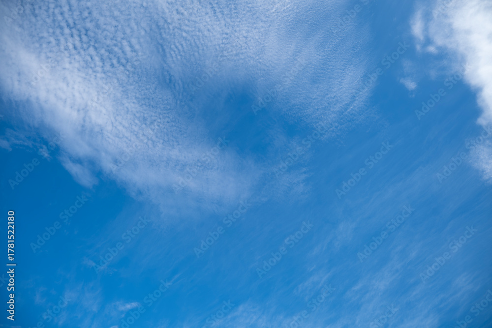 Obraz premium 春、秋の晴天のさわやかな日差し青空に浮かぶ雲・鰯雲 休日・ゴールデンウィーク・観光・旅行・アウトドア・洗濯のイメージ背景