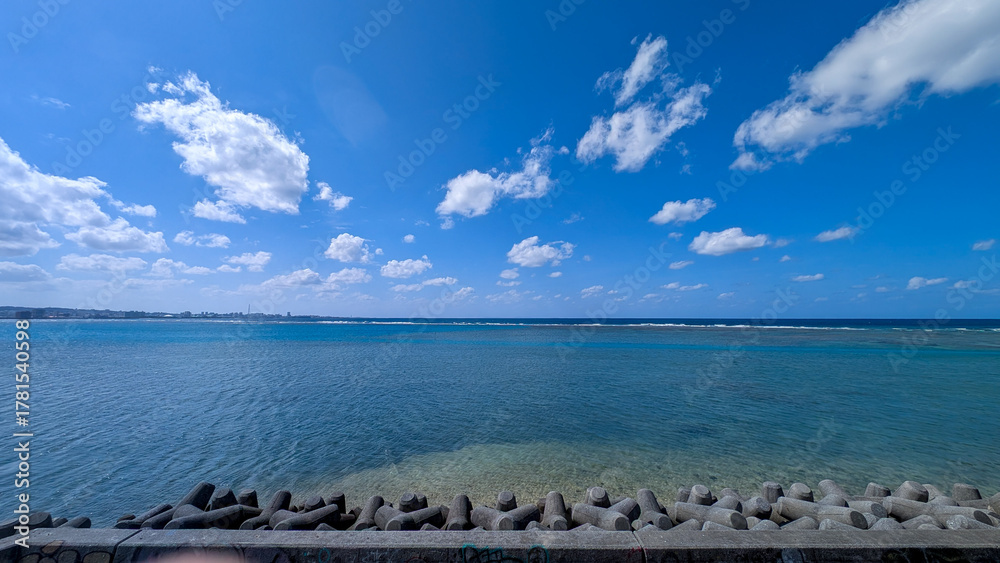 Obraz premium 沖縄の青い海と水平線