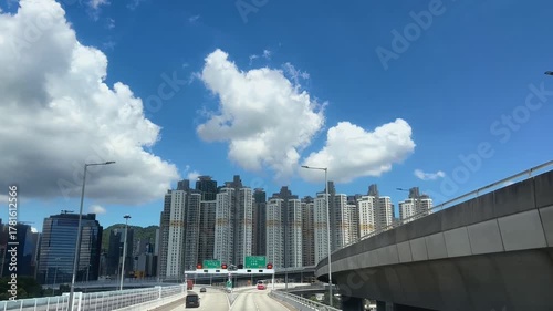 香港の高速道路と高層ビルが並ぶ近代都市の風景
