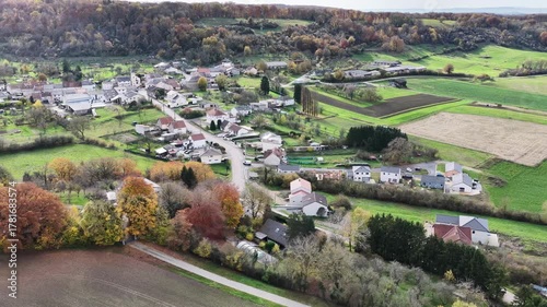 vue aérienne du petit village de Budling dans le département de la Moselle, en Lorraine. 