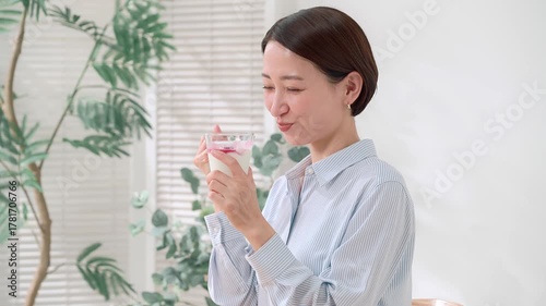 ヨーグルトを食べる女性