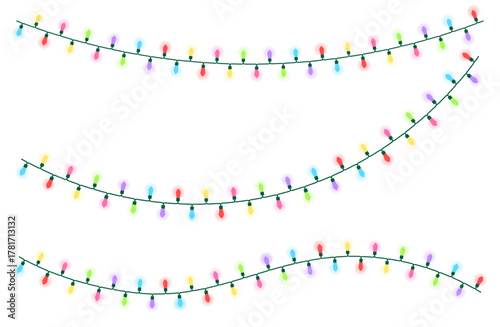 6色の電球でカラフルなクリスマスライト（String lights）のベクターイラスト。点灯しているバージョン。電線の細かい形状を再現している。冬のイルミネーション, 電飾, 光るライトチェーン, パーティー装飾, シーズンイベントデザイン