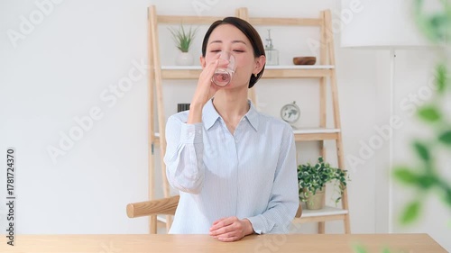水を飲む女性