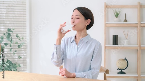水を飲む女性