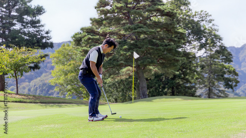 ゴルフを楽しむ日本人のミドル男性