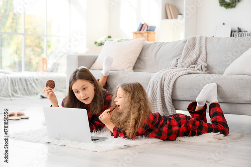 Cute sisters with cookies w...