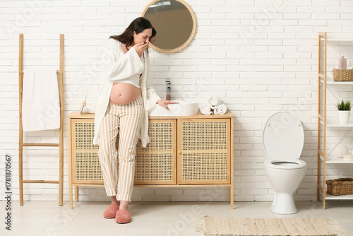 Young pregnant woman suffer...