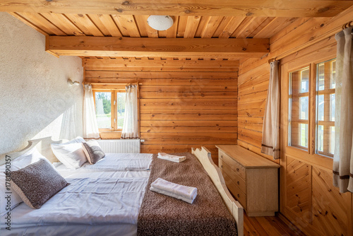 Foto Cozy Wooden Cabin Bedroom Interior With Rustic Decor and Natural Lighting