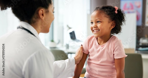Fotografía Appointment, medical and pediatrician with girl child in hospital for consulting or trust