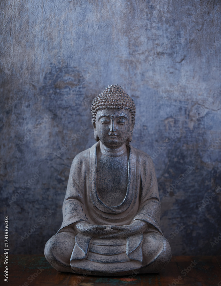 Obraz premium Meditating Buddha Statue on dark background. Soft focus. Close up. Copy space 
