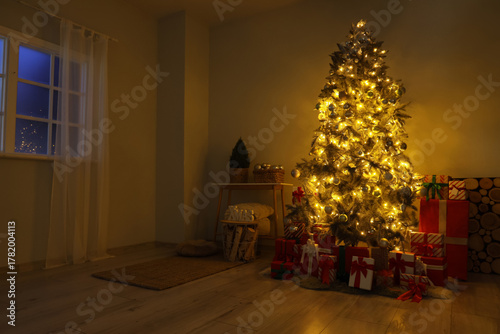 Decorated Christmas tree wi...
