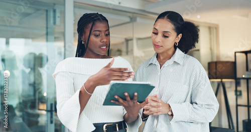 Foto Review, conversation or women in office with tablet, feedback or discussion for client pitch
