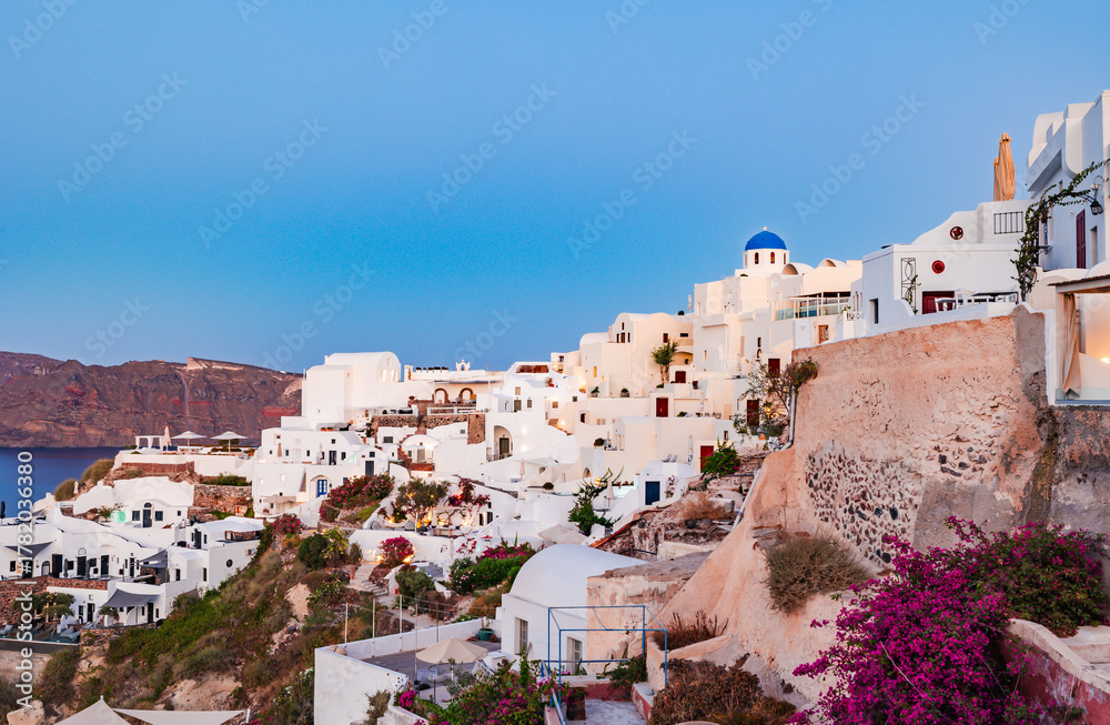 Fototapeta premium oia village in santorini island greece