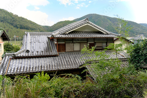 日本の古民家の外観と庭園｜瓦屋根、石灯籠、井戸が残るノスタルジックな和風建築