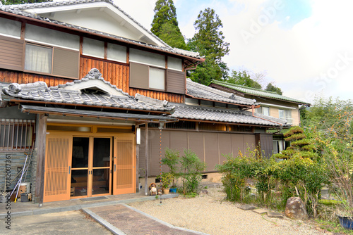 日本の古民家の外観と庭園｜瓦屋根、石灯籠、井戸が残るノスタルジックな和風建築