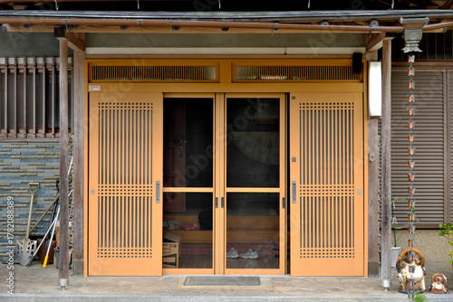 日本の古民家の外観と庭園｜瓦屋根、石灯籠、井戸が残るノスタルジックな和風建築