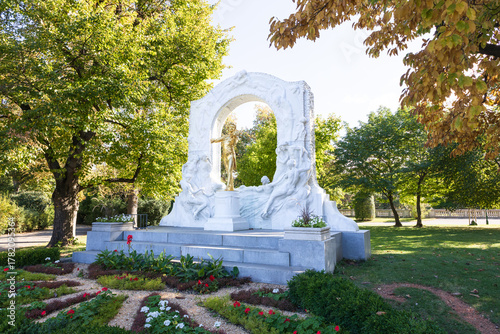 Behang The 1921 gold-plated Johann Strauss monument in the Stadtpark seen during a sunn