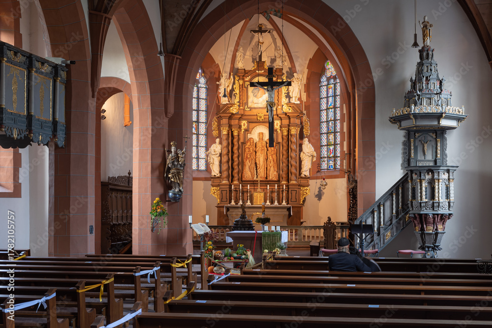 Fototapeta premium Katholische Kirche St. Ursula in Oberursel im Taunus, Hessen