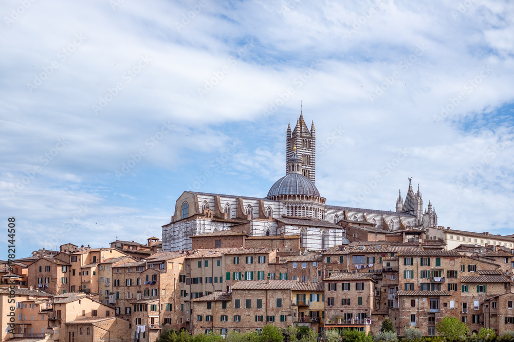 Obraz premium Cathedral in Siena and ancient buildings in a picturesque Italian landscape, showcasing stunning architecture and rich history, perfect for travel enthusiasts