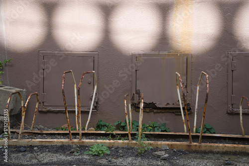 丸い光が当たっている壁と、自転車置き場
