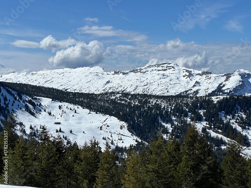 Spring snow on mountain peaks in the Swiss Alps above the tourist resort of Sörenberg, Switzerland - Frühlingsschnee auf Berggipfeln in den Schweizer Alpen oberhalb des Ferienortes Sörenberg, Schweiz