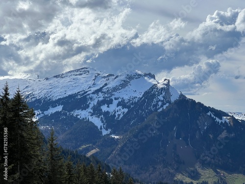 Spring snow on mountain peaks in the Swiss Alps above the tourist resort of Sörenberg, Switzerland - Frühlingsschnee auf Berggipfeln in den Schweizer Alpen oberhalb des Ferienortes Sörenberg, Schweiz
