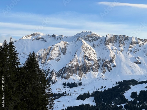 Spring snow on mountain peaks in the Swiss Alps above the tourist resort of Sörenberg, Switzerland - Frühlingsschnee auf Berggipfeln in den Schweizer Alpen oberhalb des Ferienortes Sörenberg, Schweiz