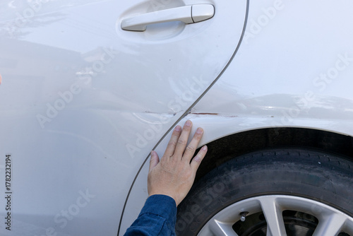 自動車の後部ドア付近のへこみ傷