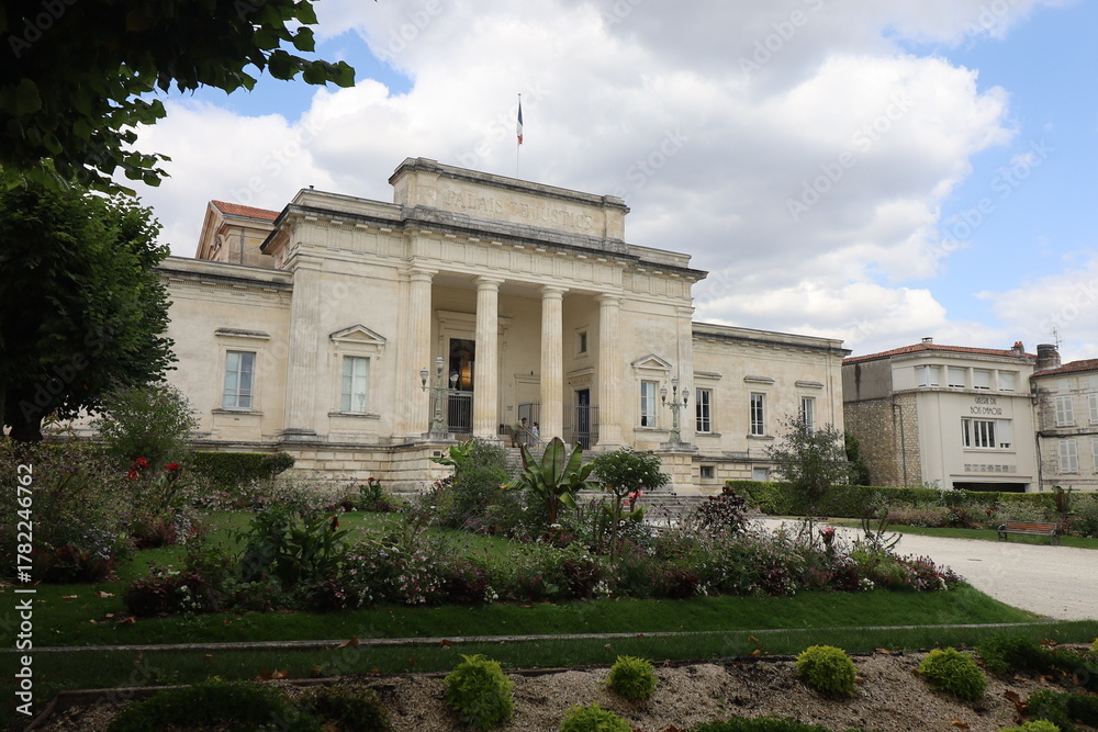 Obraz premium Palais de justice, vue de l'extérieur, ville de Saintes, département de la Charente Maritime, France