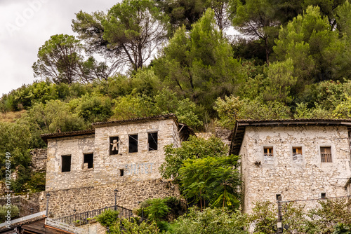 Traditionelle Steinhäuser und Terrassen mit Glücksbringer, Bezirk Berat, Albanien