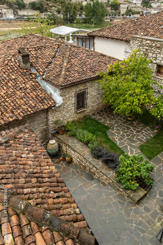 Traditioneller Innenhof mit Steinmauern und Garten, Berat, Albanien