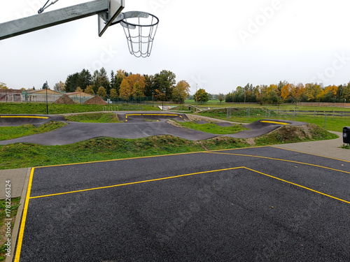 Freizeitsportbereich im Park mit Basketballfeld und Fahrradparcour.