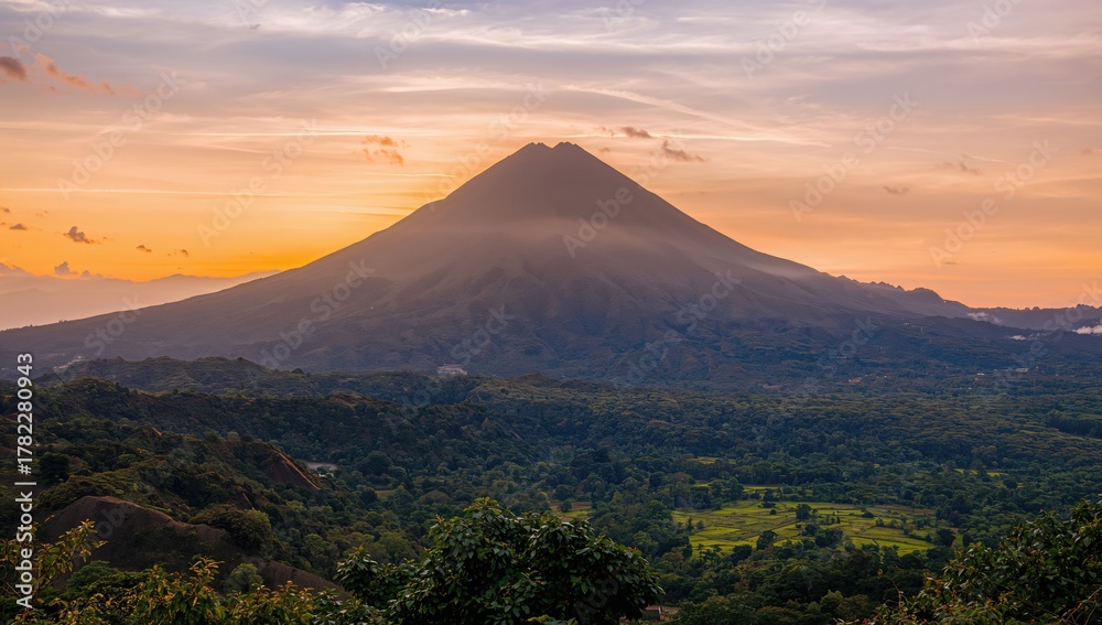 Obraz premium Dawn scenery showcasing the splendor of a volcanic peak