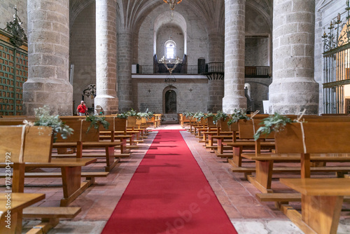 arquitectura, house of god, interiors, religiones, arco, edificio, catedral, capilla, entrada, viejo, puerta, europa, interior, ciudad, estilo, de lujo, alfombra, historicas, iglesia, religioso, altar