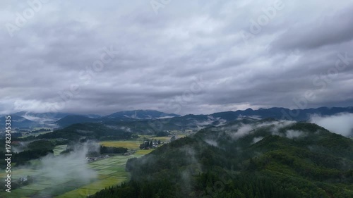 秋の早朝に地表付近に霧が発生している東北の田園風景　空撮