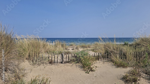 La grande plage de sable entre Sète et Marseillan dans le département de l'Hérault en France