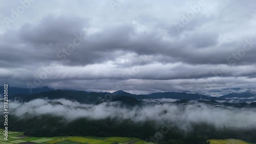 秋の早朝に地表付近に霧が発生している東北の田園風景　空撮