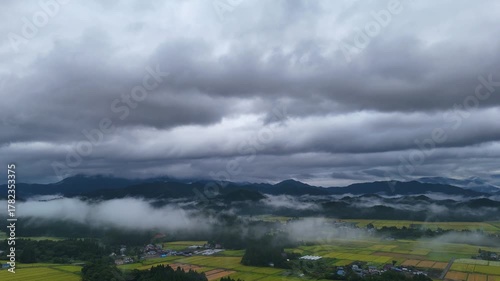 秋の早朝に地表付近に霧が発生している東北の田園風景　空撮