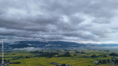 秋の早朝に地表付近に霧が発生している東北の田園風景　空撮