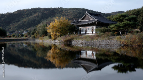 Fototapeta Naklejka Na Ścianę i Meble -  Asian style house on the lake.
