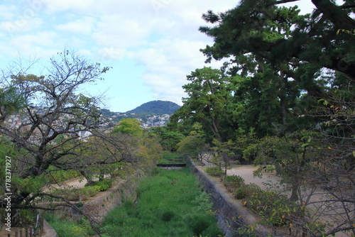 秋の甲山と夙川と住宅地の風景(兵庫県西宮市)