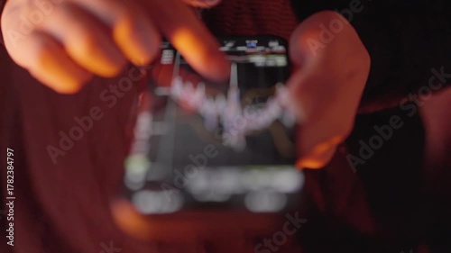 スマートフォンで為替チャートを確認する手元クローズアップ動画